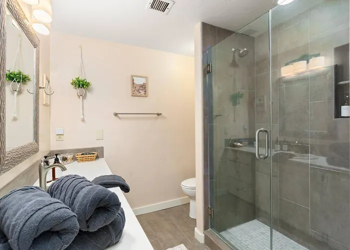 Pines Near Whiskey Row | King Bdrms | Fenced Yard Holiday home *