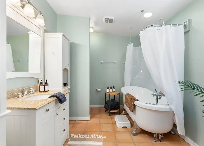 Holiday home Pines Near Whiskey Row | King Bdrms | Fenced Yard