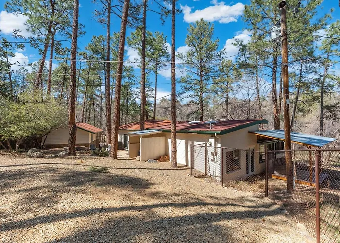 Pines Near Whiskey Row | King Bdrms | Fenced Yard * Prescott