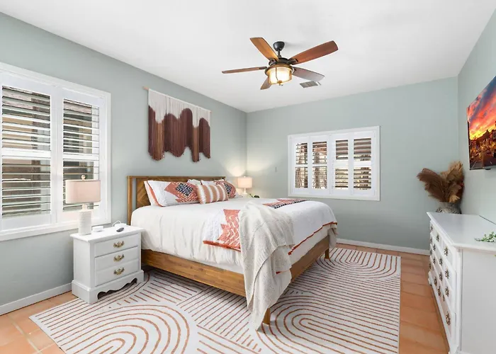 Holiday home Pines Near Whiskey Row | King Bdrms | Fenced Yard