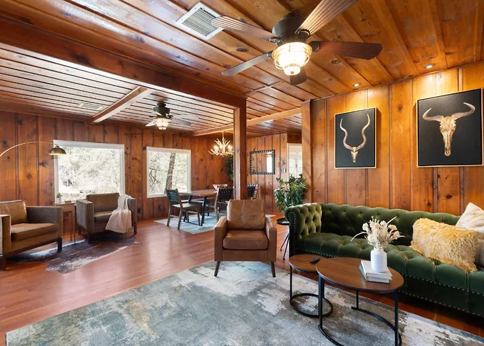 Pines Near Whiskey Row | King Bdrms | Fenced Yard Holiday home