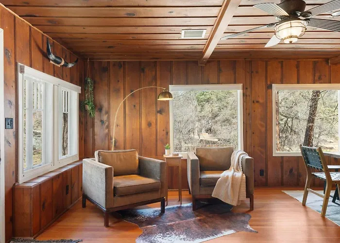 Pines Near Whiskey Row | King Bdrms | Fenced Yard Holiday home *