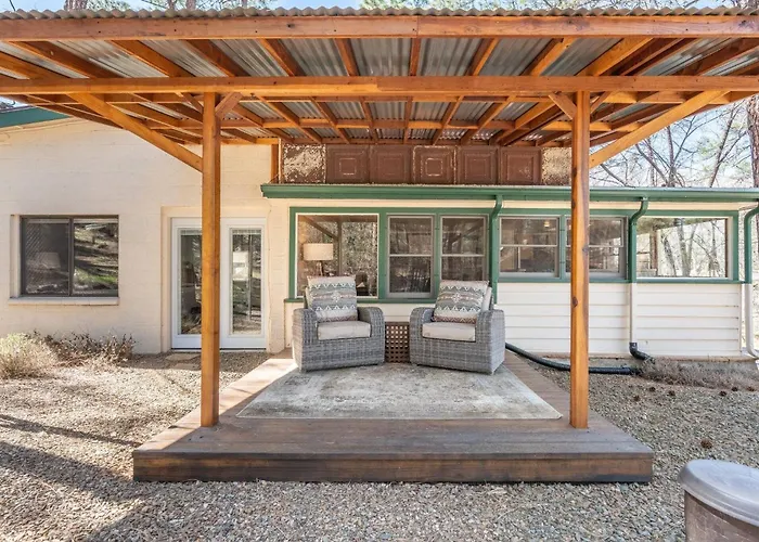 Pines Near Whiskey Row | King Bdrms | Fenced Yard Holiday home