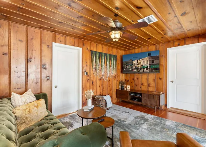Pines Near Whiskey Row | King Bdrms | Fenced Yard Holiday home Prescott